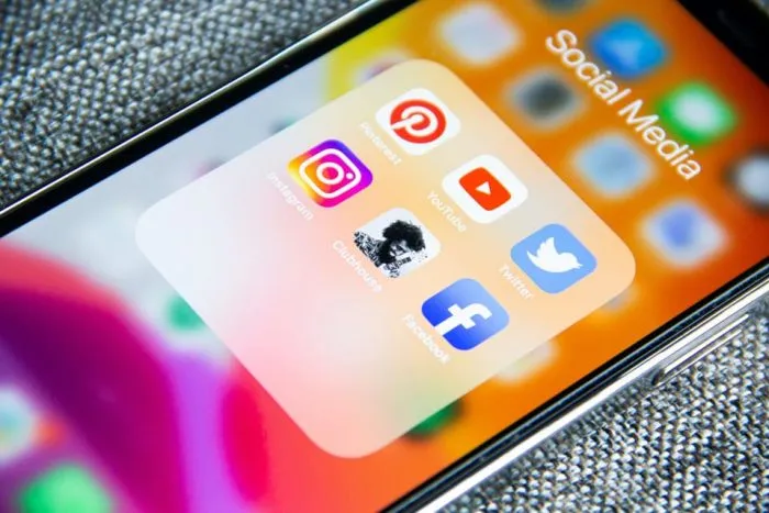 Smartphone-Ordner «Social Media» mit den Icons von Instagram, Pinterest, YouTube, Facebook und Twitter